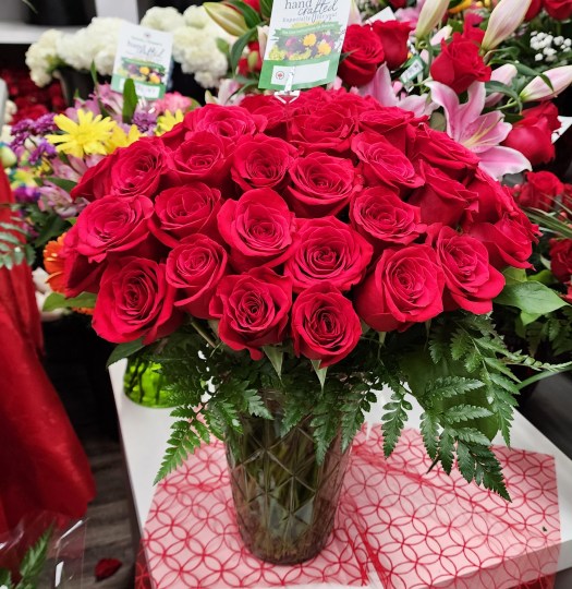 Red rose flower bouquet for a Brantford and Paris flower delivery.